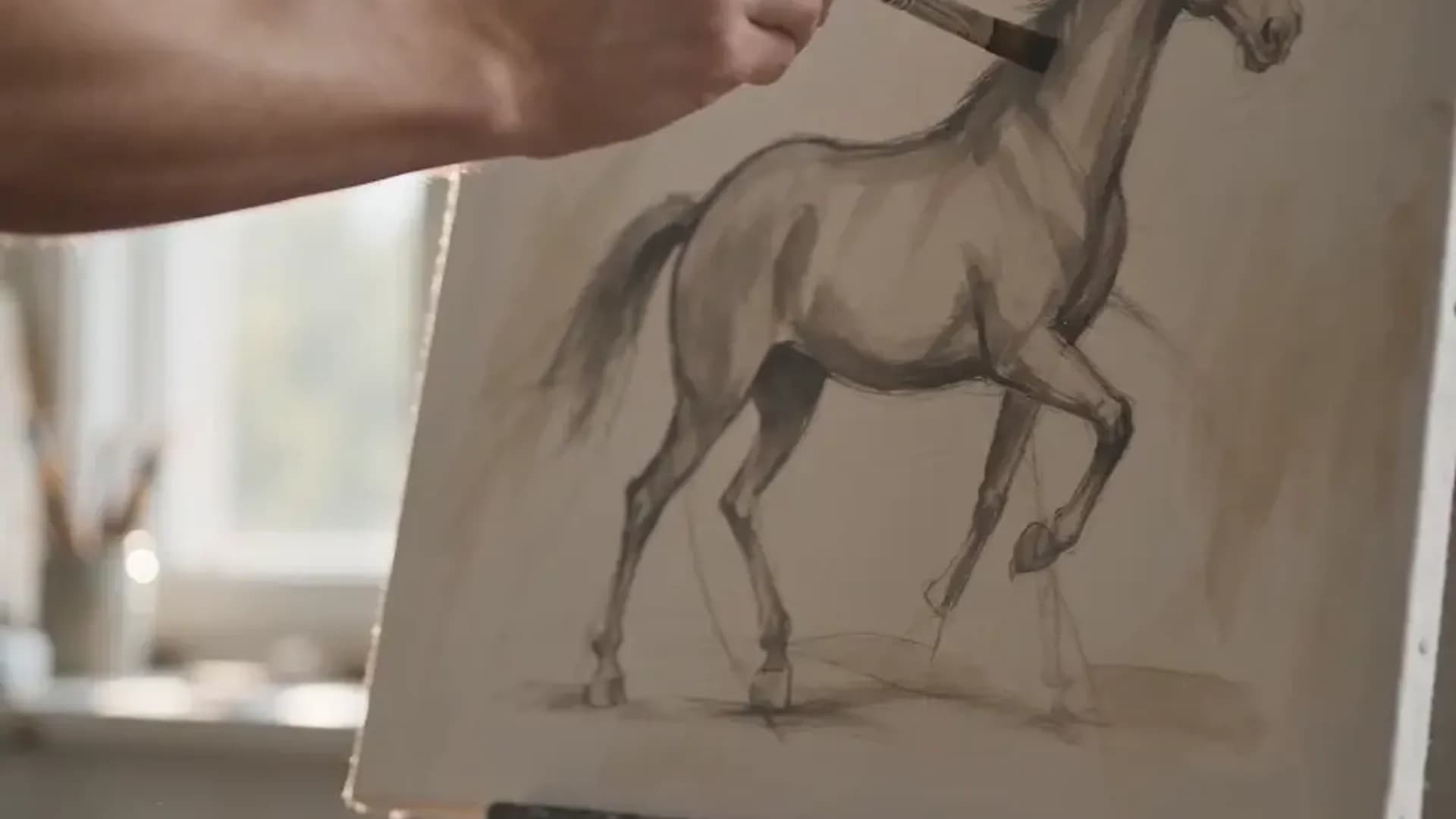 Esboço de cavalo em um cavalete no ateliê