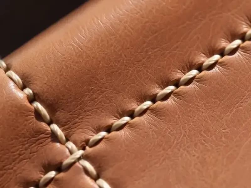 Detalhe de costura em couro de selaria
