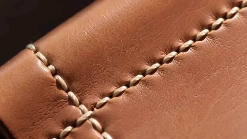 Detalhe de costura em couro de selaria